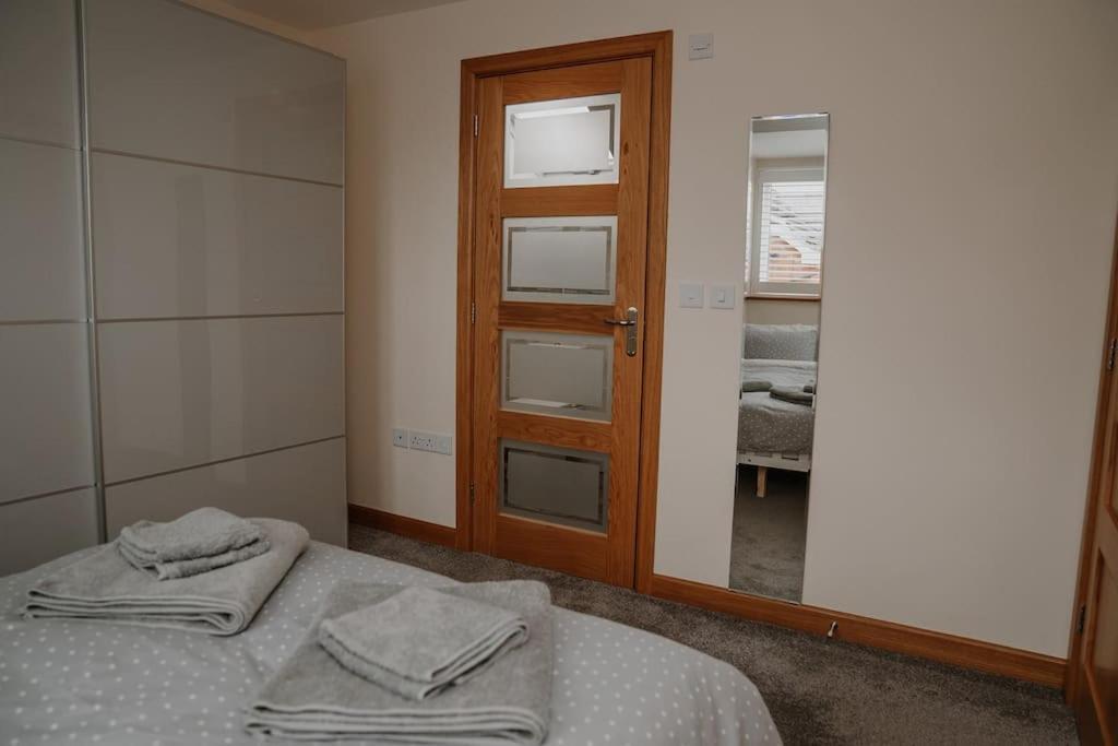 Lovely New 1 Bedroom Loft Apartment With On Drive Parking โทรว์บริดจ์ ภายนอก รูปภาพ