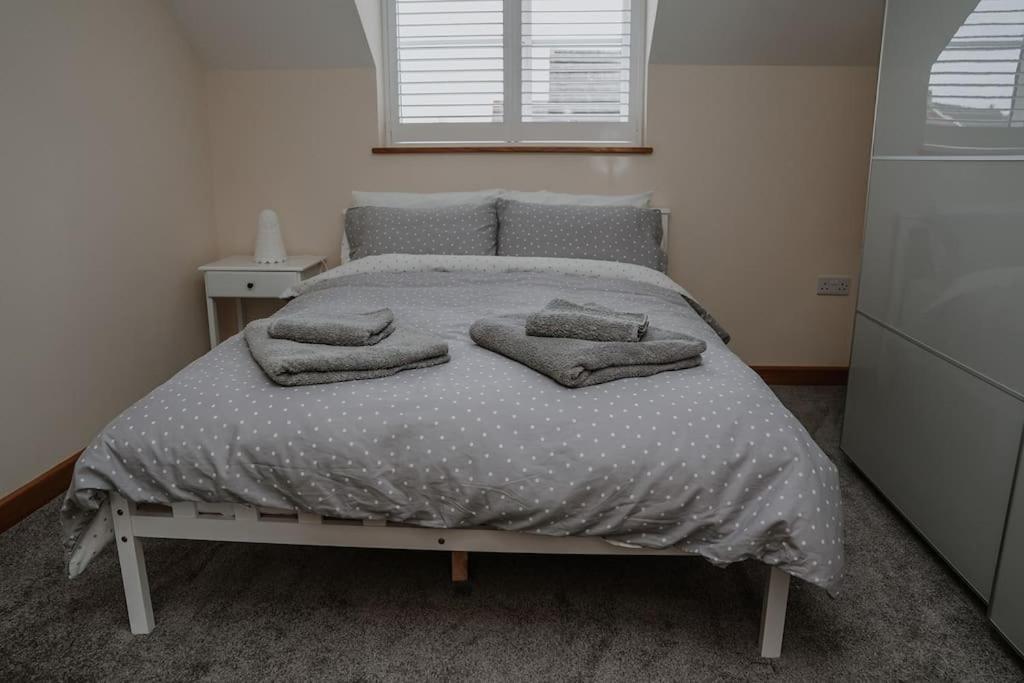 Lovely New 1 Bedroom Loft Apartment With On Drive Parking โทรว์บริดจ์ ภายนอก รูปภาพ